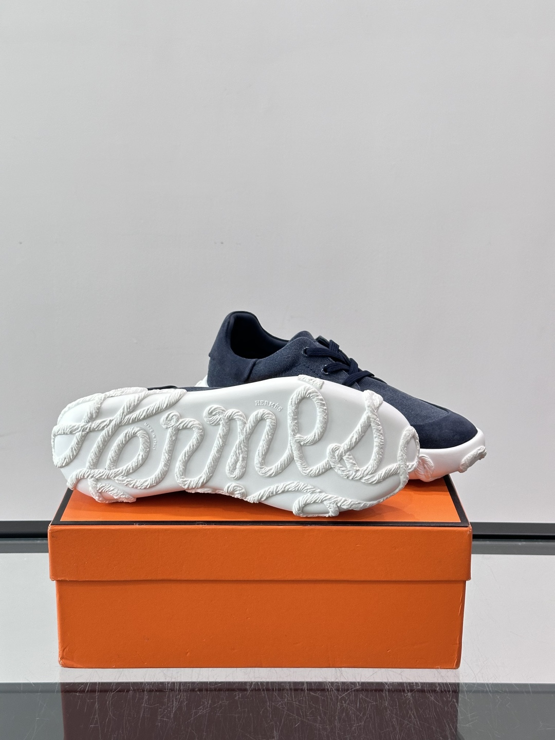 爱马仕26ss运动鞋​​👟爱马仕麂皮➕帆布面料运动鞋，低柔软麂皮，质感细腻又耐穿！橡胶鞋底抓地力强，日常通勤、休闲都OK