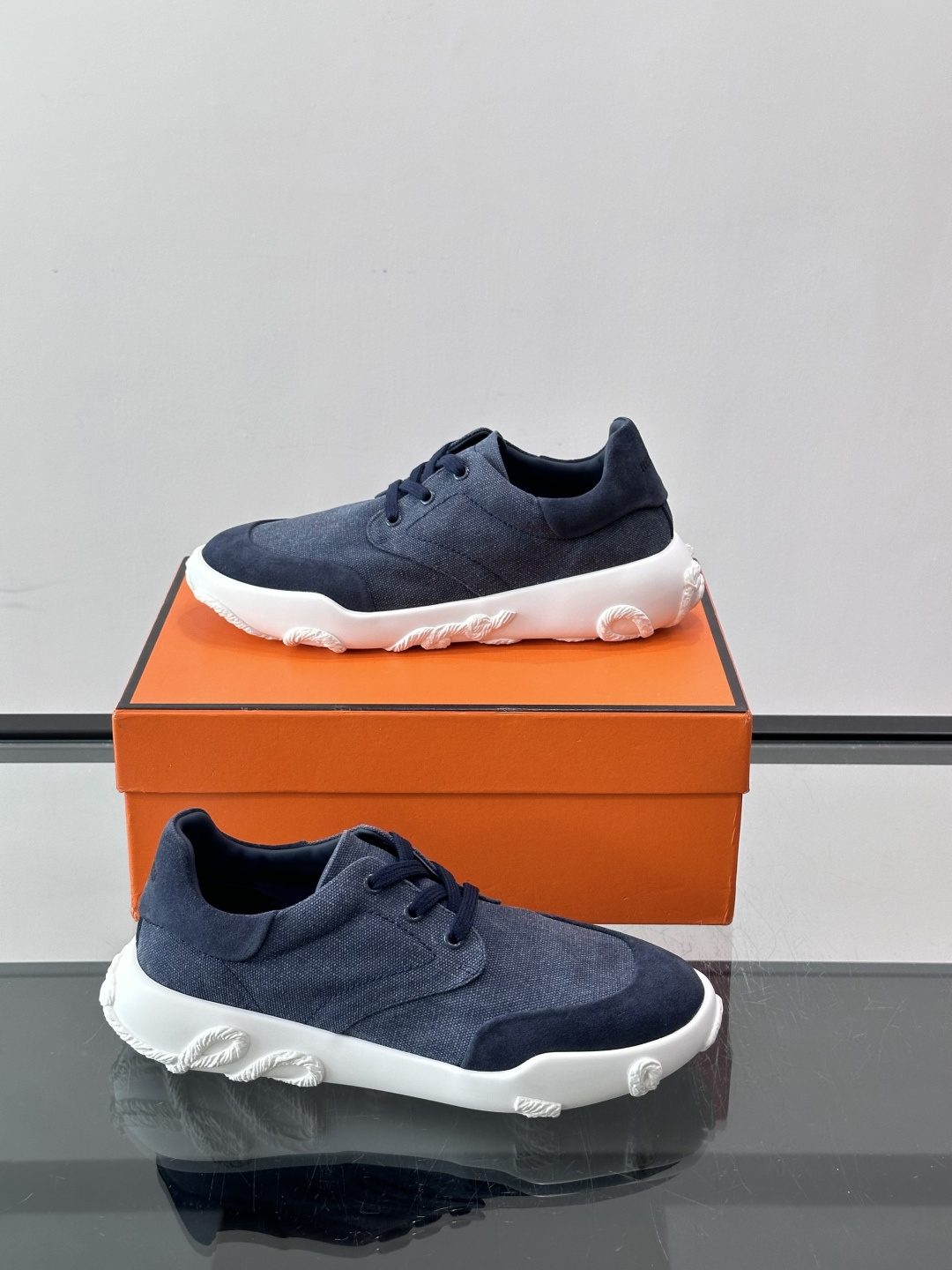 爱马仕26ss运动鞋​​👟爱马仕麂皮➕帆布面料运动鞋，低柔软麂皮，质感细腻又耐穿！橡胶鞋底抓地力强，日常通勤、休闲都OK