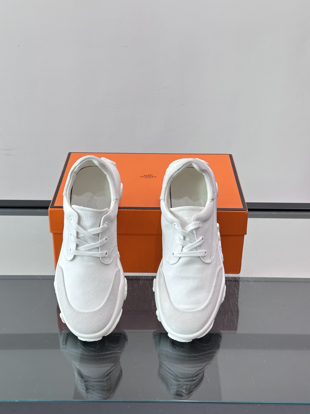 爱马仕26ss运动鞋​​👟爱马仕麂皮➕帆布面料运动鞋，低柔软麂皮，质感细腻又耐穿！橡胶鞋底抓地力强，日常通勤、休闲都OK