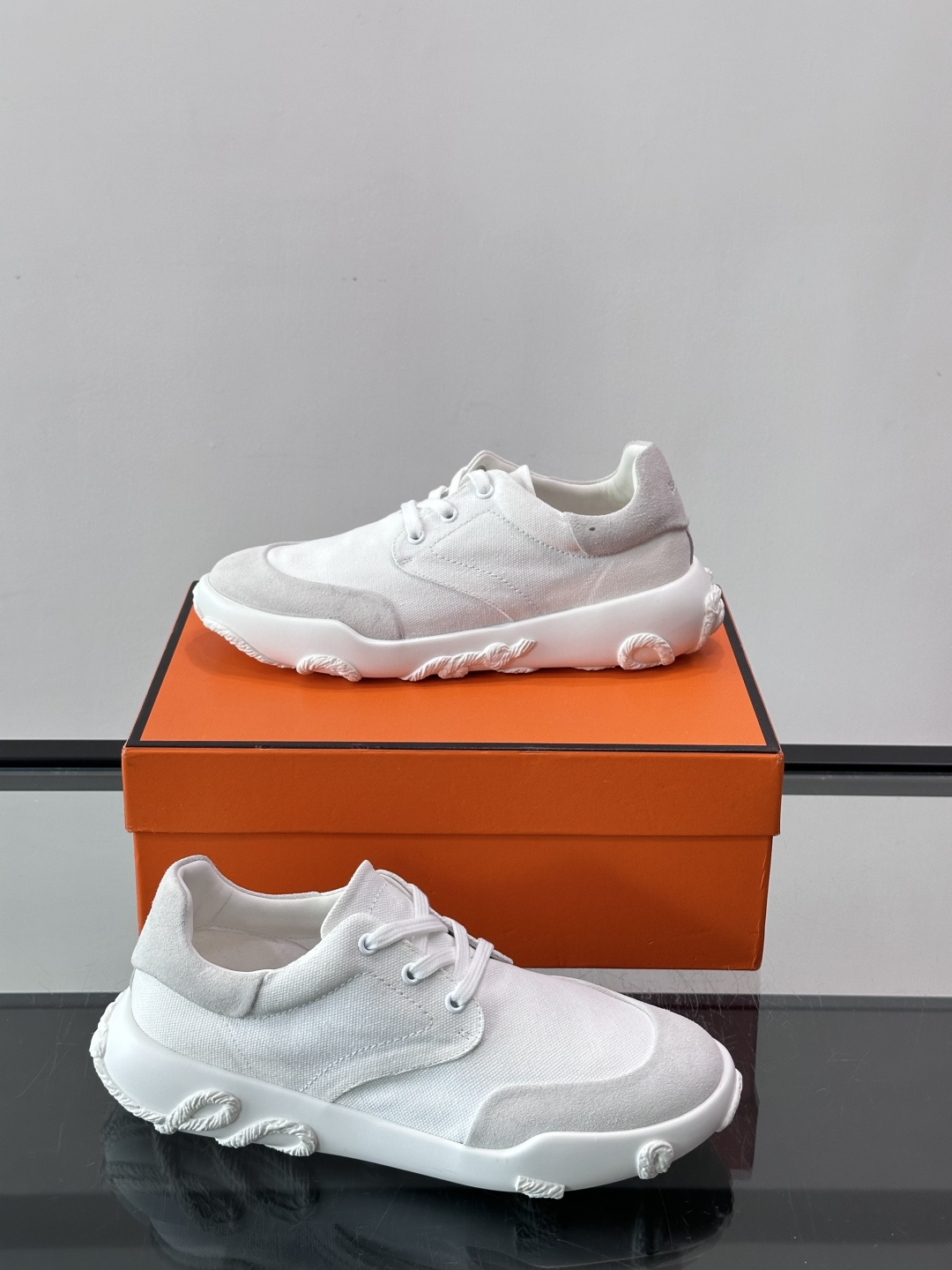 爱马仕26ss运动鞋​​👟爱马仕麂皮➕帆布面料运动鞋，低柔软麂皮，质感细腻又耐穿！橡胶鞋底抓地力强，日常通勤、休闲都OK