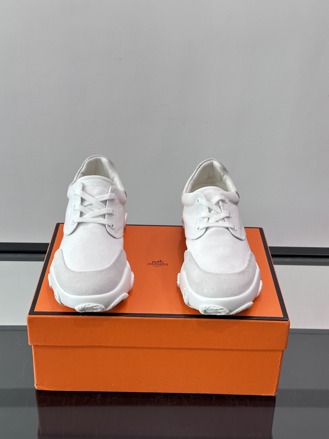爱马仕26ss运动鞋​​👟爱马仕麂皮➕帆布面料运动鞋，低柔软麂皮，质感细腻又耐穿！橡胶鞋底抓地力强，日常通勤、休闲都OK