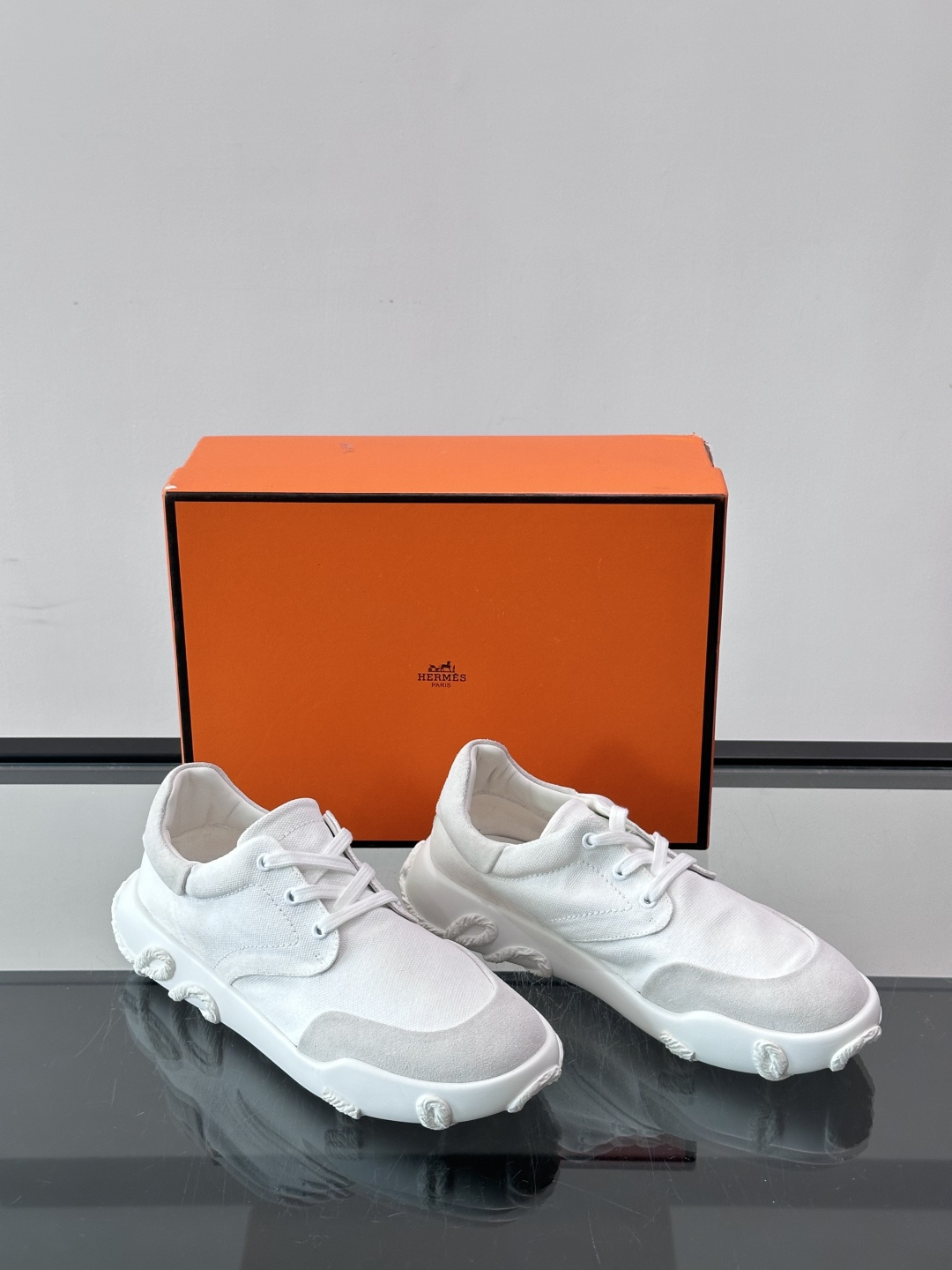 爱马仕26ss运动鞋​​👟爱马仕麂皮➕帆布面料运动鞋，低柔软麂皮，质感细腻又耐穿！橡胶鞋底抓地力强，日常通勤、休闲都OK