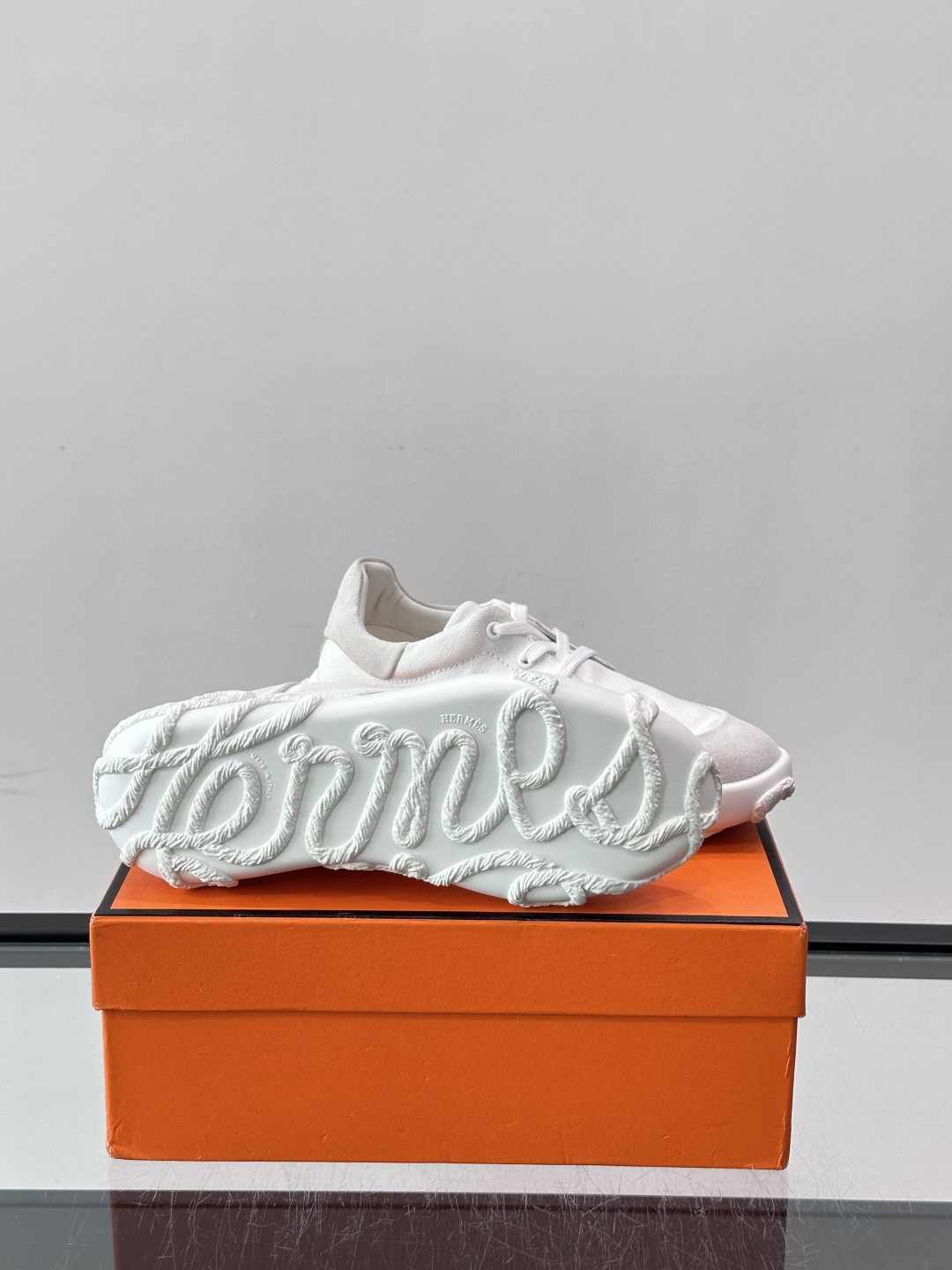 爱马仕26ss运动鞋​​👟爱马仕麂皮➕帆布面料运动鞋，低柔软麂皮，质感细腻又耐穿！橡胶鞋底抓地力强，日常通勤、休闲都OK
