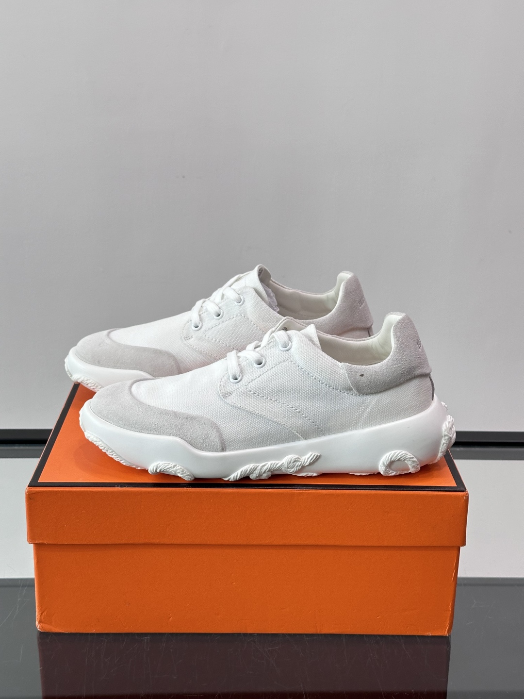 爱马仕26ss运动鞋​​👟爱马仕麂皮➕帆布面料运动鞋，低柔软麂皮，质感细腻又耐穿！橡胶鞋底抓地力强，日常通勤、休闲都OK