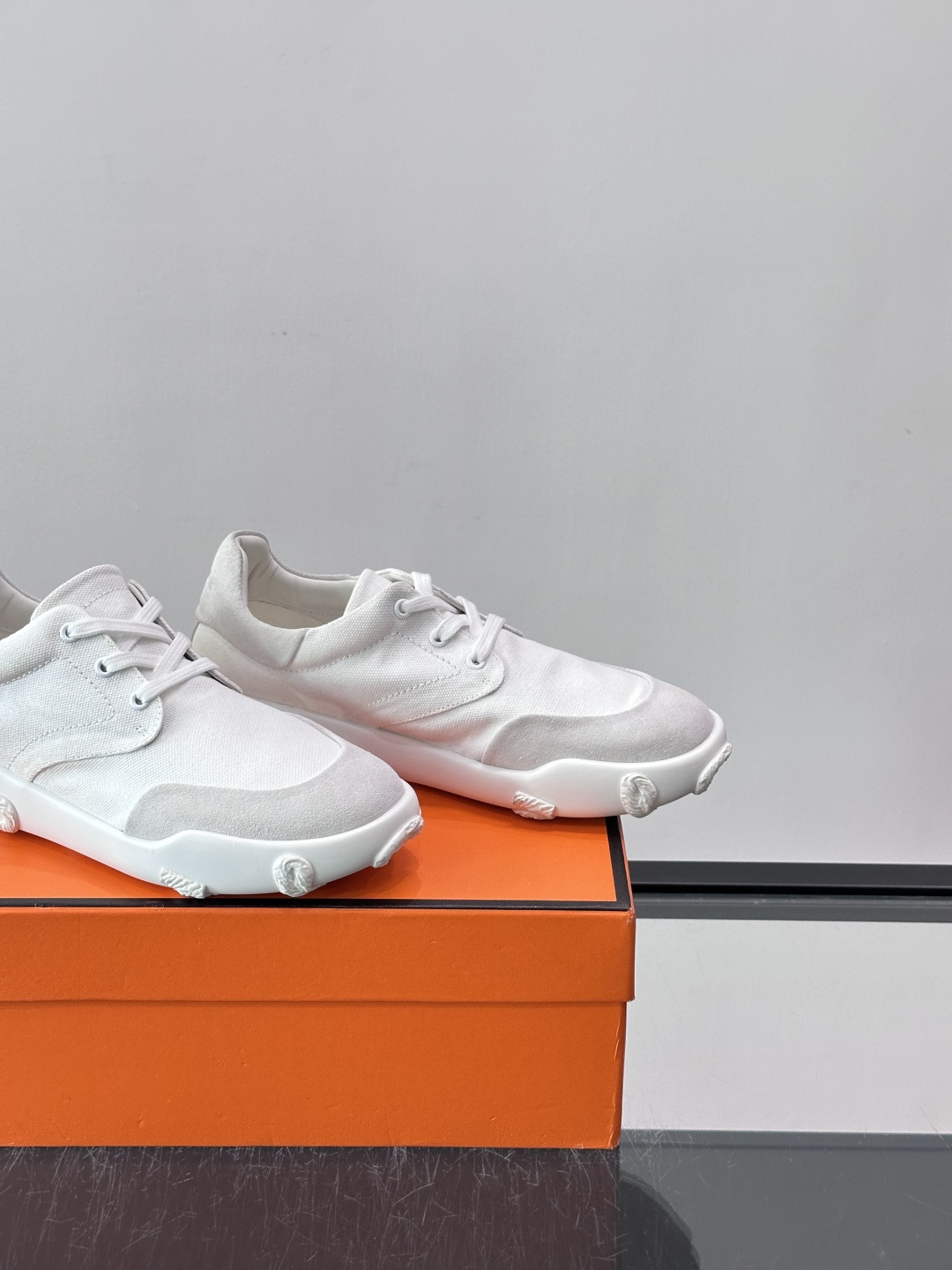 爱马仕26ss运动鞋​​👟爱马仕麂皮➕帆布面料运动鞋，低柔软麂皮，质感细腻又耐穿！橡胶鞋底抓地力强，日常通勤、休闲都OK