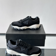 👟Prada男士休闲运动鞋,简约时尚,网布+皮革拼接,透气又有支撑力。橡胶鞋底防滑,日常穿搭或轻运动都OK!鞋侧低调Lo 👟Prada男士休闲运动鞋,简约时尚,网布+皮革拼接,透气又有支撑力。橡胶鞋底防滑,日常穿搭或轻运动都OK!鞋侧低调Lo