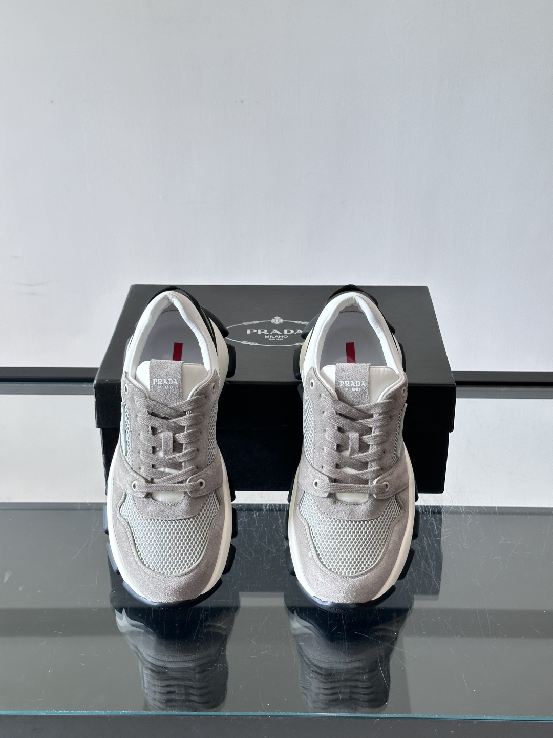 👟Prada男士休闲运动鞋,简约时尚,网布+皮革拼接,透气又有支撑力。橡胶鞋底防滑,日常穿搭或轻运动都OK!鞋侧低调Lo 👟Prada男士休闲运动鞋,简约时尚,网布+皮革拼接,透气又有支撑力。橡胶鞋底防滑,日常穿搭或轻运动都OK!鞋侧低调Lo