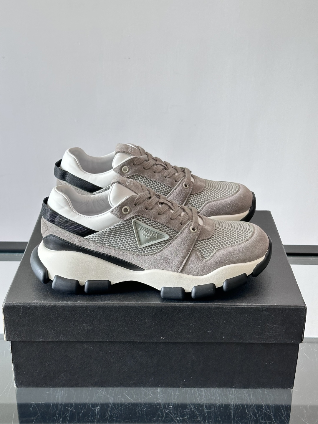 👟Prada男士休闲运动鞋,简约时尚,网布+皮革拼接,透气又有支撑力。橡胶鞋底防滑,日常穿搭或轻运动都OK!鞋侧低调Lo 👟Prada男士休闲运动鞋,简约时尚,网布+皮革拼接,透气又有支撑力。橡胶鞋底防滑,日常穿搭或轻运动都OK!鞋侧低调Lo