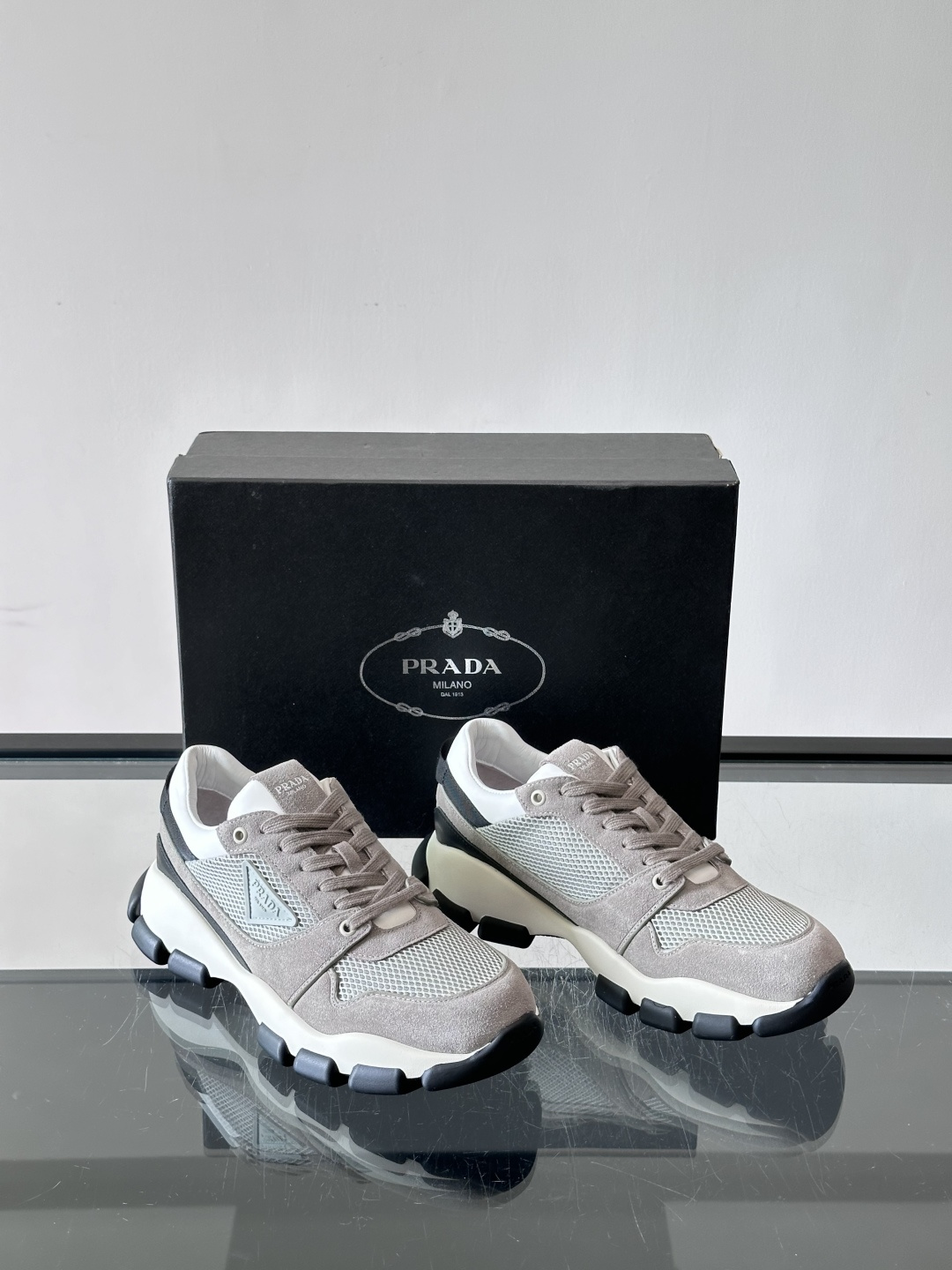 👟Prada男士休闲运动鞋,简约时尚,网布+皮革拼接,透气又有支撑力。橡胶鞋底防滑,日常穿搭或轻运动都OK!鞋侧低调Lo 👟Prada男士休闲运动鞋,简约时尚,网布+皮革拼接,透气又有支撑力。橡胶鞋底防滑,日常穿搭或轻运动都OK!鞋侧低调Lo