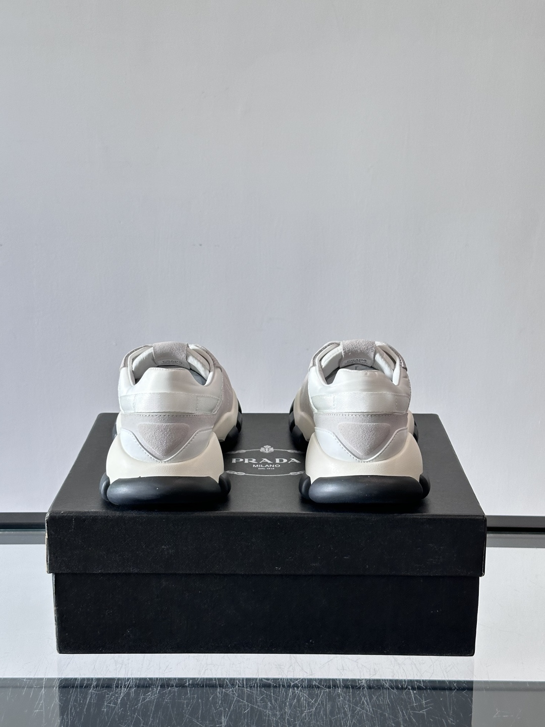 👟Prada男士休闲运动鞋,简约时尚,网布+皮革拼接,透气又有支撑力。橡胶鞋底防滑,日常穿搭或轻运动都OK!鞋侧低调Lo 👟Prada男士休闲运动鞋,简约时尚,网布+皮革拼接,透气又有支撑力。橡胶鞋底防滑,日常穿搭或轻运动都OK!鞋侧低调Lo