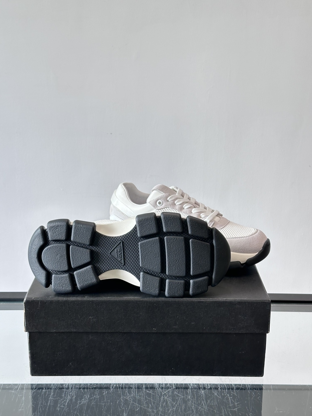 👟Prada男士休闲运动鞋,简约时尚,网布+皮革拼接,透气又有支撑力。橡胶鞋底防滑,日常穿搭或轻运动都OK!鞋侧低调Lo 👟Prada男士休闲运动鞋,简约时尚,网布+皮革拼接,透气又有支撑力。橡胶鞋底防滑,日常穿搭或轻运动都OK!鞋侧低调Lo