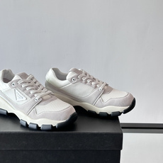 👟Prada男士休闲运动鞋,简约时尚,网布+皮革拼接,透气又有支撑力。橡胶鞋底防滑,日常穿搭或轻运动都OK!鞋侧低调Lo 👟Prada男士休闲运动鞋,简约时尚,网布+皮革拼接,透气又有支撑力。橡胶鞋底防滑,日常穿搭或轻运动都OK!鞋侧低调Lo