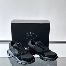 👟Prada男士休闲运动鞋,简约时尚,网布+皮革拼接,透气又有支撑力。橡胶鞋底防滑,日常穿搭或轻运动都OK!鞋侧低调Lo 👟Prada男士休闲运动鞋,简约时尚,网布+皮革拼接,透气又有支撑力。橡胶鞋底防滑,日常穿搭或轻运动都OK!鞋侧低调Lo