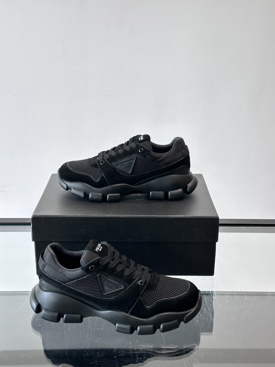 👟Prada男士休闲运动鞋,简约时尚,网布+皮革拼接,透气又有支撑力。橡胶鞋底防滑,日常穿搭或轻运动都OK!鞋侧低调Lo 👟Prada男士休闲运动鞋,简约时尚,网布+皮革拼接,透气又有支撑力。橡胶鞋底防滑,日常穿搭或轻运动都OK!鞋侧低调Lo