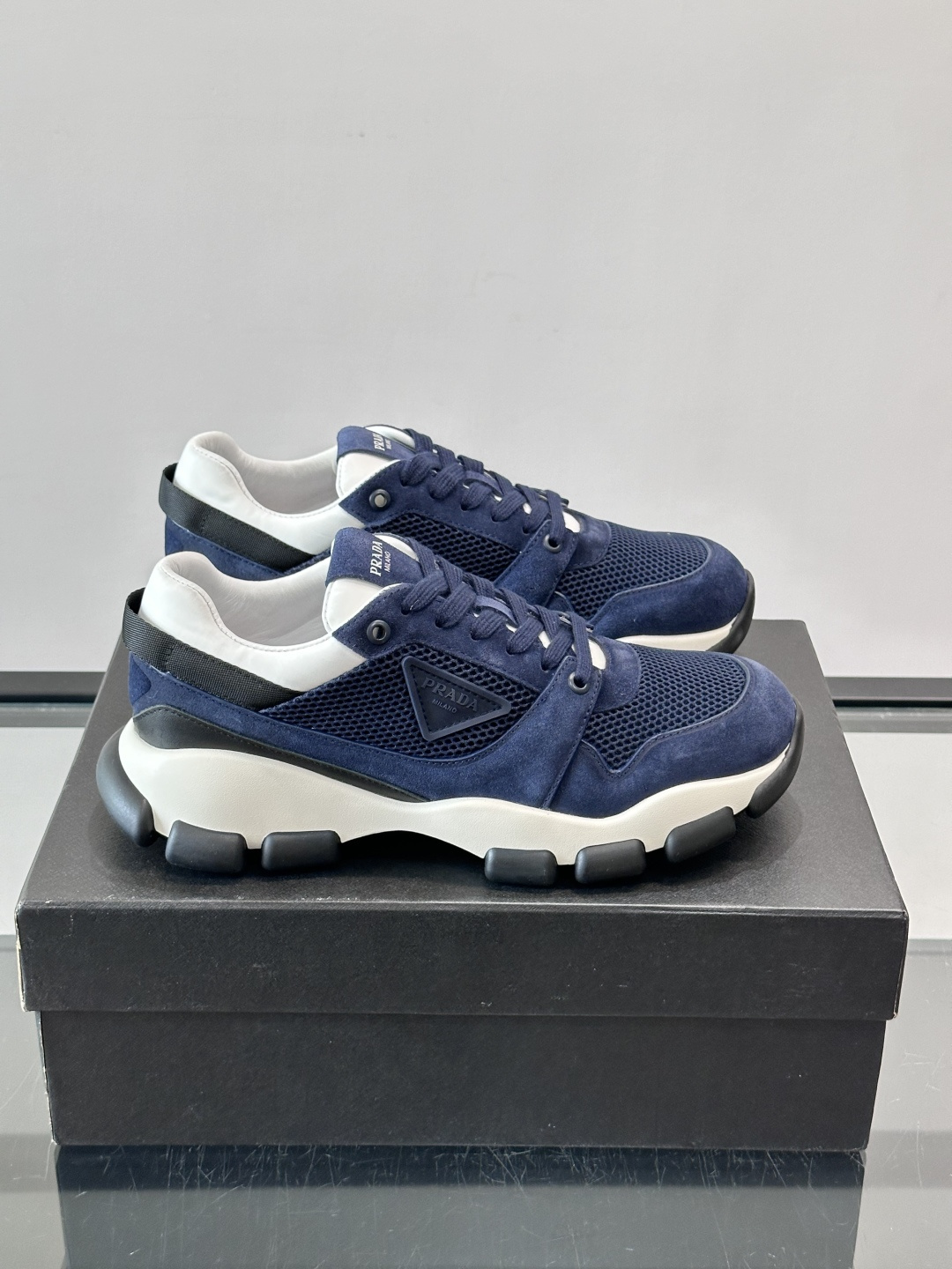 👟Prada男士休闲运动鞋,简约时尚,网布+皮革拼接,透气又有支撑力。橡胶鞋底防滑,日常穿搭或轻运动都OK!鞋侧低调Lo 👟Prada男士休闲运动鞋,简约时尚,网布+皮革拼接,透气又有支撑力。橡胶鞋底防滑,日常穿搭或轻运动都OK!鞋侧低调Lo