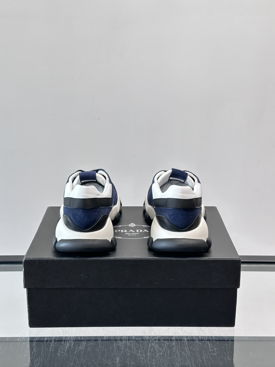 👟Prada男士休闲运动鞋，简约时尚，网布+皮革拼接，透气又有支撑力。橡胶鞋底防滑，日常穿搭或轻运动都OK！鞋侧低调Lo