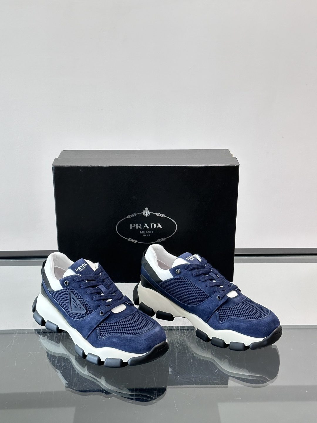 👟Prada男士休闲运动鞋，简约时尚，网布+皮革拼接，透气又有支撑力。橡胶鞋底防滑，日常穿搭或轻运动都OK！鞋侧低调Lo