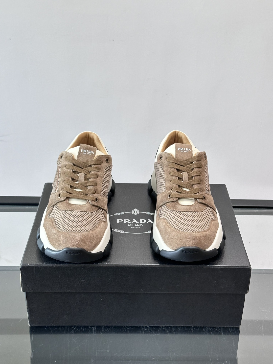 👟Prada男士休闲运动鞋，简约时尚，网布+皮革拼接，透气又有支撑力。橡胶鞋底防滑，日常穿搭或轻运动都OK！鞋侧低调Lo