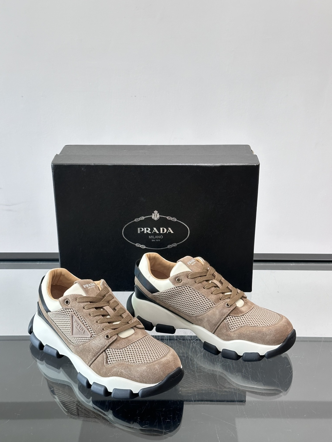 👟Prada男士休闲运动鞋，简约时尚，网布+皮革拼接，透气又有支撑力。橡胶鞋底防滑，日常穿搭或轻运动都OK！鞋侧低调Lo