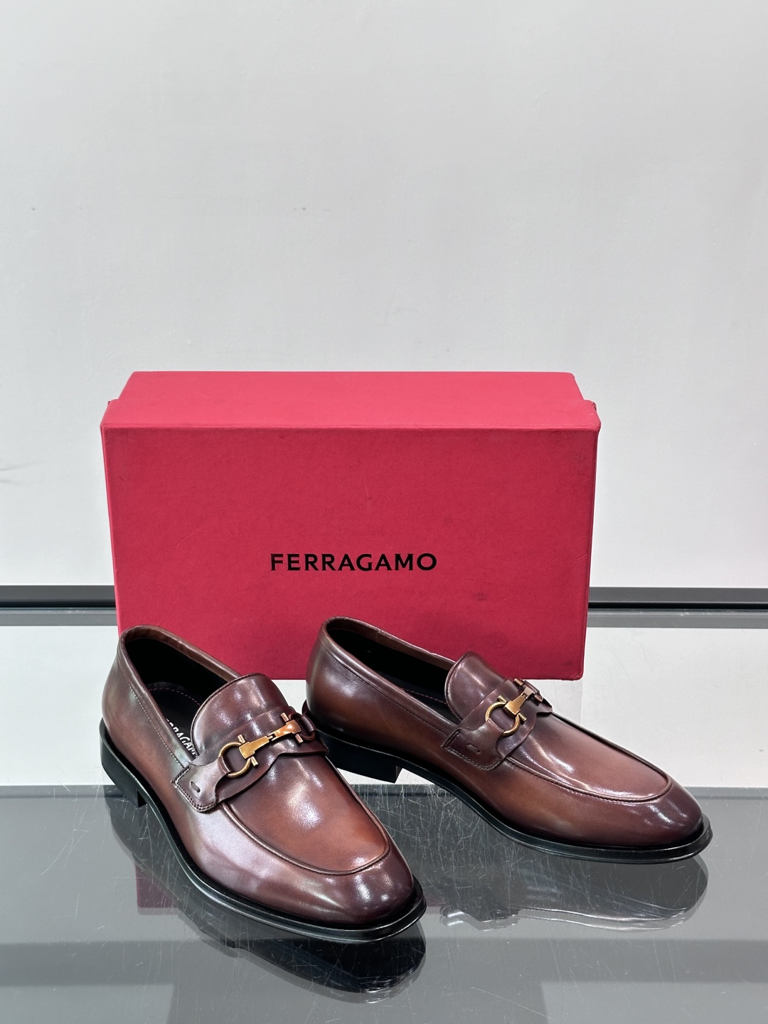 F菲拉格慕男士皮鞋 👞采用真皮材质，质感超高级，英伦风设计简约大方，商务通勤或正式场合都能轻松驾驭👞。一脚蹬设计超方便，