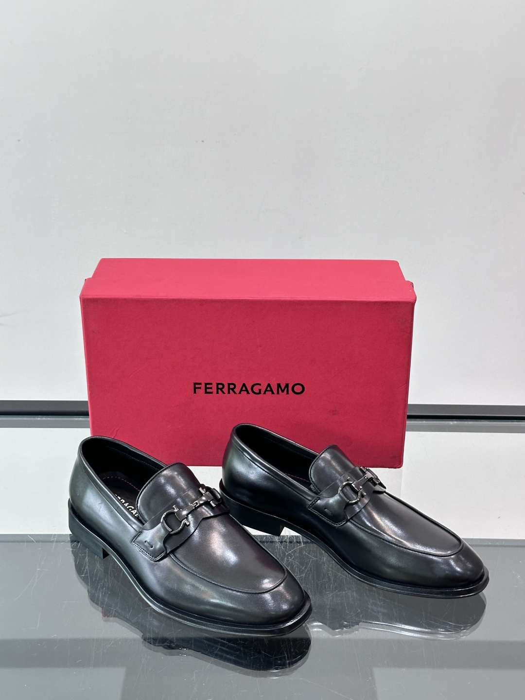 F菲拉格慕男士皮鞋 👞采用真皮材质，质感超高级，英伦风设计简约大方，商务通勤或正式场合都能轻松驾驭👞。一脚蹬设计超方便，