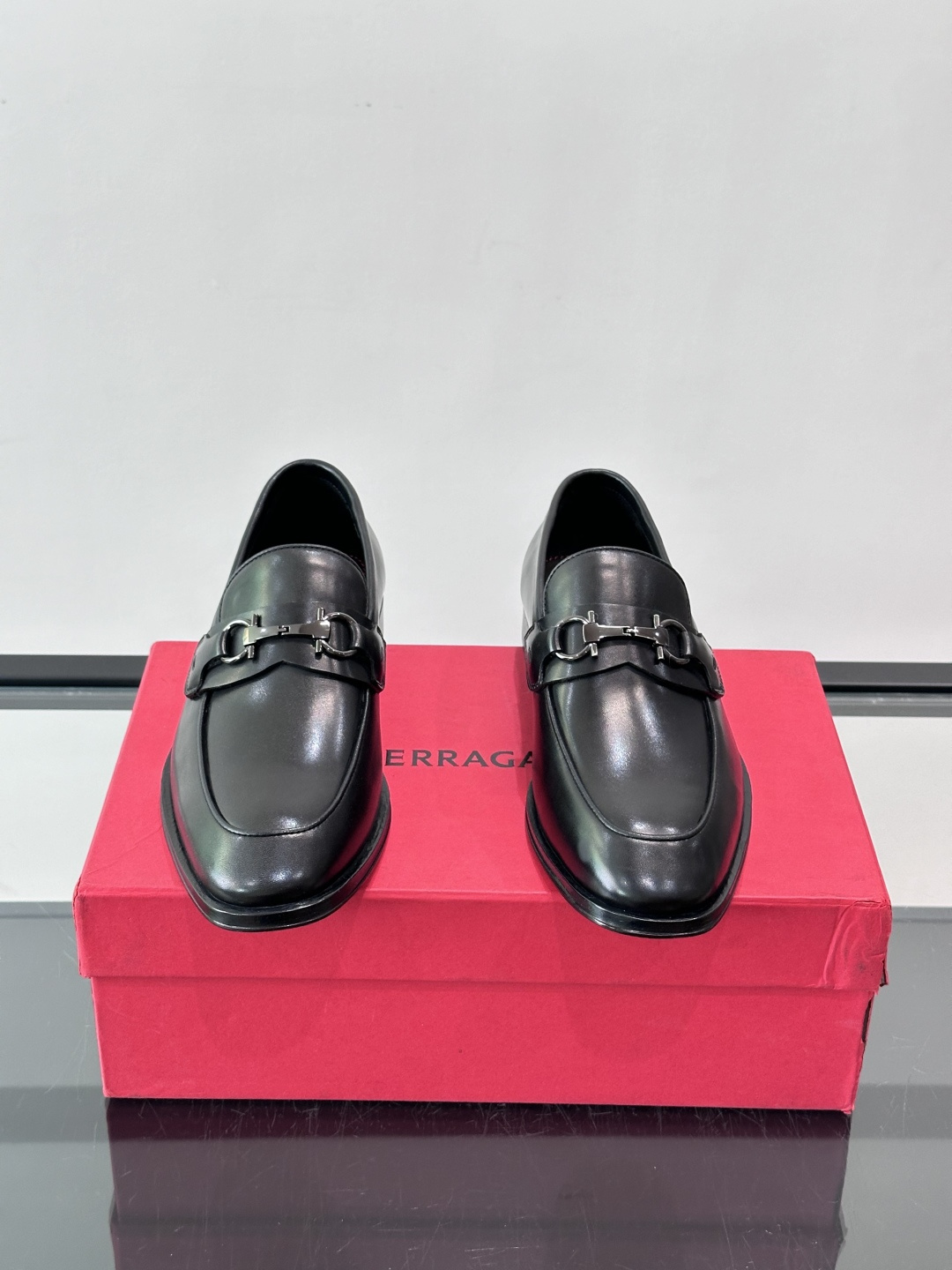 F菲拉格慕男士皮鞋 👞采用真皮材质，质感超高级，英伦风设计简约大方，商务通勤或正式场合都能轻松驾驭👞。一脚蹬设计超方便，
