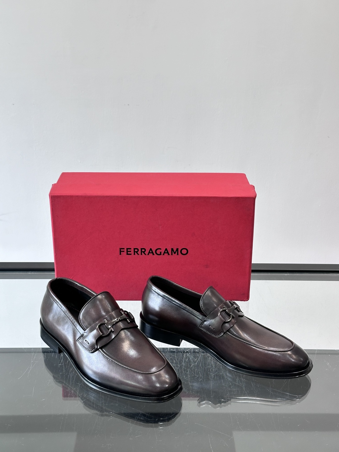 F菲拉格慕男士皮鞋 👞采用真皮材质，质感超高级，英伦风设计简约大方，商务通勤或正式场合都能轻松驾驭👞。一脚蹬设计超方便，