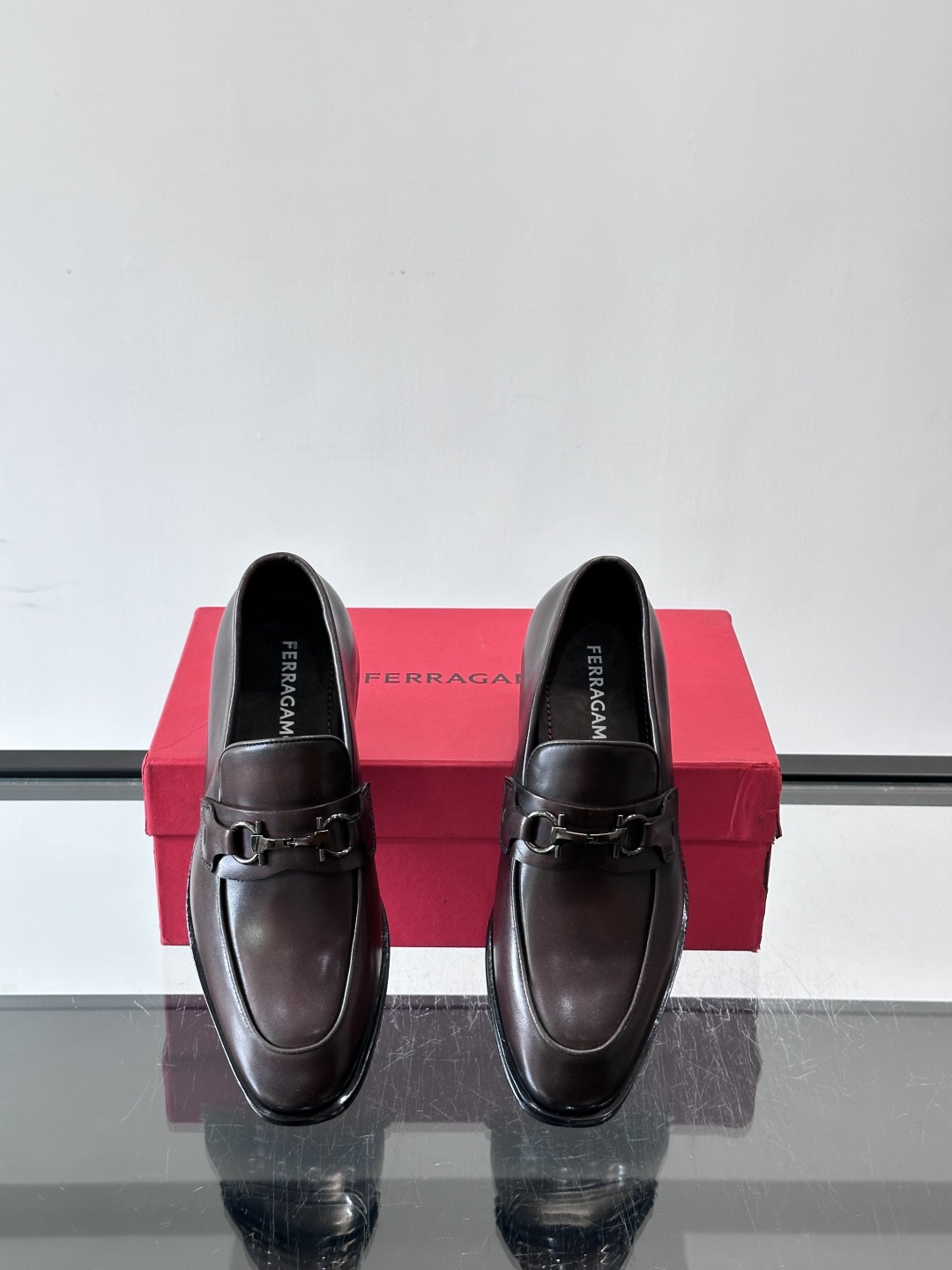 F菲拉格慕男士皮鞋 👞采用真皮材质，质感超高级，英伦风设计简约大方，商务通勤或正式场合都能轻松驾驭👞。一脚蹬设计超方便，