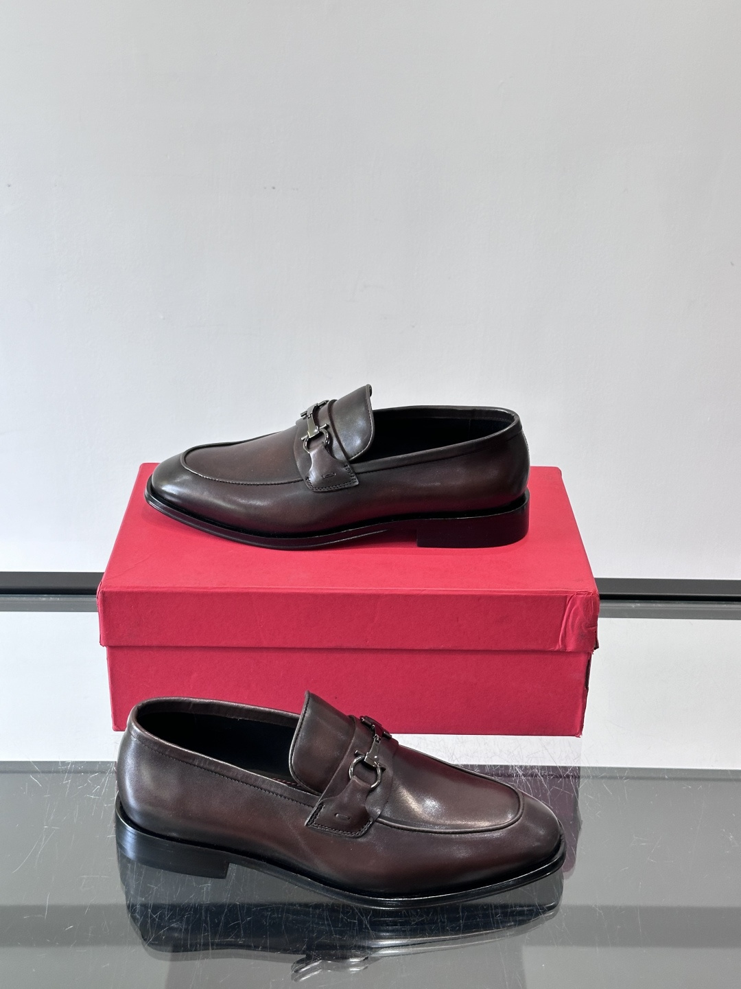 F菲拉格慕男士皮鞋 👞采用真皮材质，质感超高级，英伦风设计简约大方，商务通勤或正式场合都能轻松驾驭👞。一脚蹬设计超方便，