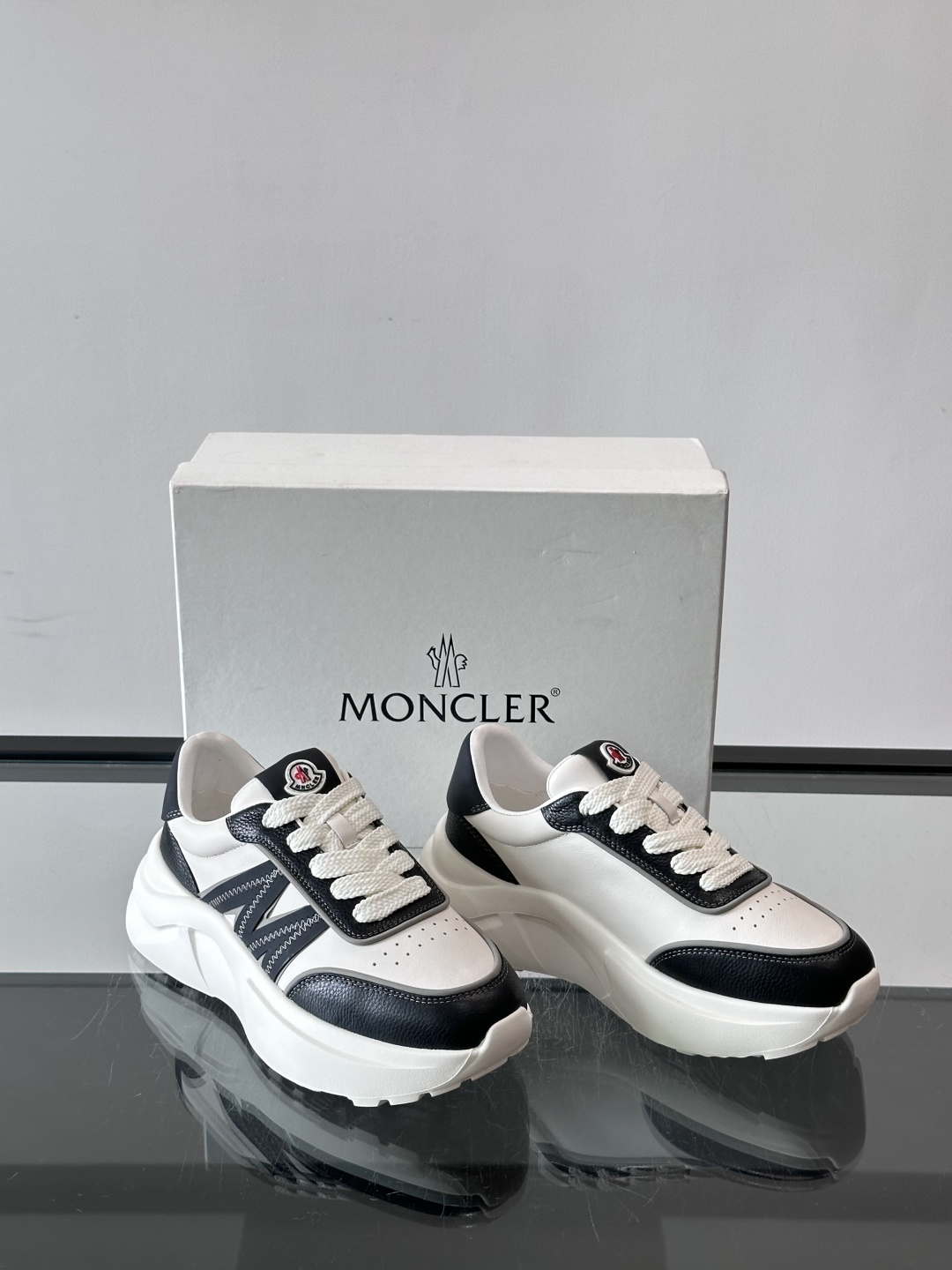 Moncler这款运动鞋采用撞色设计,鞋面冲孔➕牛皮革拼接,透气又有支撑力。侧面大“M”标志超有辨识度,鞋底几何纹路,抓 Moncler这款运动鞋采用撞色设计,鞋面冲孔➕牛皮革拼接,透气又有支撑力。侧面大“M”标志超有辨识度,鞋底几何纹路,抓