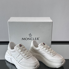 Moncler这款运动鞋采用撞色设计,鞋面冲孔➕牛皮革拼接,透气又有支撑力。侧面大“M”标志超有辨识度,鞋底几何纹路,抓 Moncler这款运动鞋采用撞色设计,鞋面冲孔➕牛皮革拼接,透气又有支撑力。侧面大“M”标志超有辨识度,鞋底几何纹路,抓