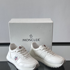 Moncler这款运动鞋采用撞色设计,鞋面冲孔➕牛皮革拼接,透气又有支撑力。侧面大“M”标志超有辨识度,鞋底几何纹路,抓 Moncler这款运动鞋采用撞色设计,鞋面冲孔➕牛皮革拼接,透气又有支撑力。侧面大“M”标志超有辨识度,鞋底几何纹路,抓