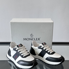 Moncler这款运动鞋采用撞色设计,鞋面冲孔➕牛皮革拼接,透气又有支撑力。侧面大“M”标志超有辨识度,鞋底几何纹路,抓 Moncler这款运动鞋采用撞色设计,鞋面冲孔➕牛皮革拼接,透气又有支撑力。侧面大“M”标志超有辨识度,鞋底几何纹路,抓