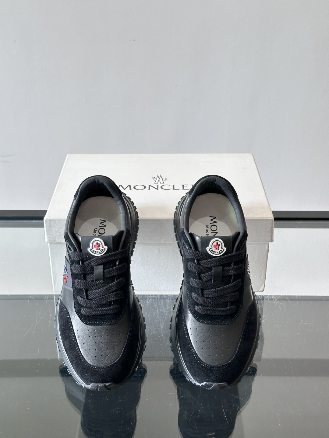 Moncler这款运动鞋采用撞色设计，鞋面冲孔➕牛皮革拼接，透气又有支撑力。侧面大“M”标志超有辨识度，鞋底几何纹路，抓