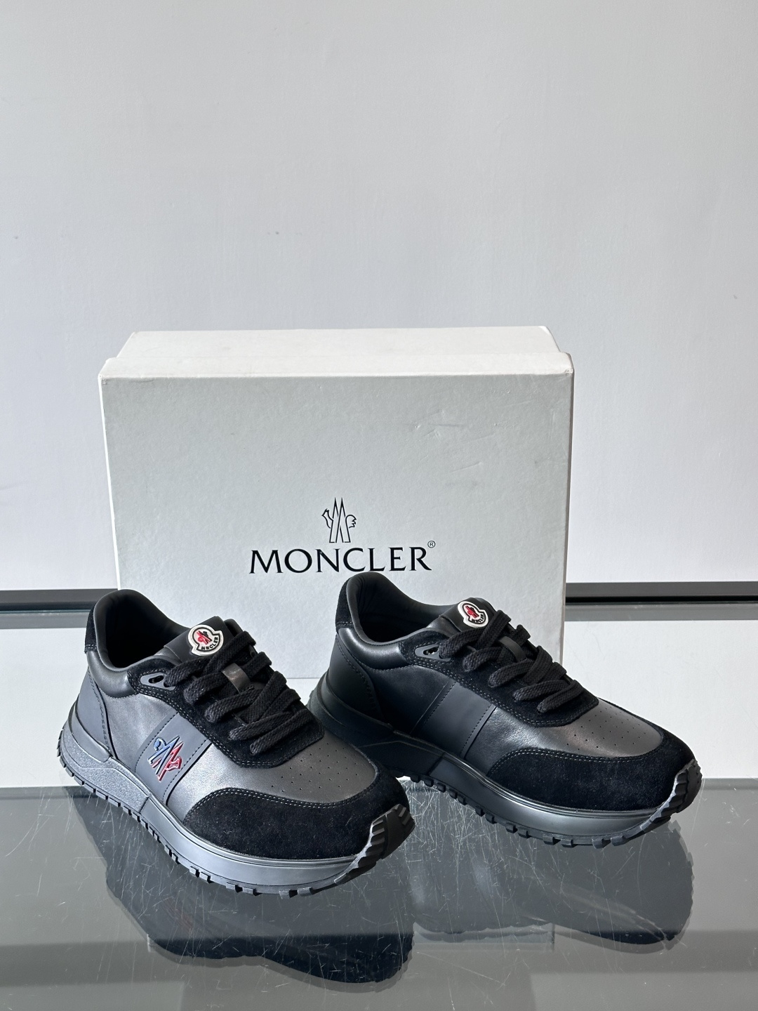 Moncler这款运动鞋采用撞色设计，鞋面冲孔➕牛皮革拼接，透气又有支撑力。侧面大“M”标志超有辨识度，鞋底几何纹路，抓