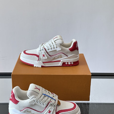 驴家 新配色 trainer运动鞋,本款 LV Trainer 运动鞋取材柔软粒面小牛皮,呈现纯净色调,后部#54标识追 驴家 新配色 trainer运动鞋,本款 LV Trainer 运动鞋取材柔软粒面小牛皮,呈现纯净色调,后部#54标识追