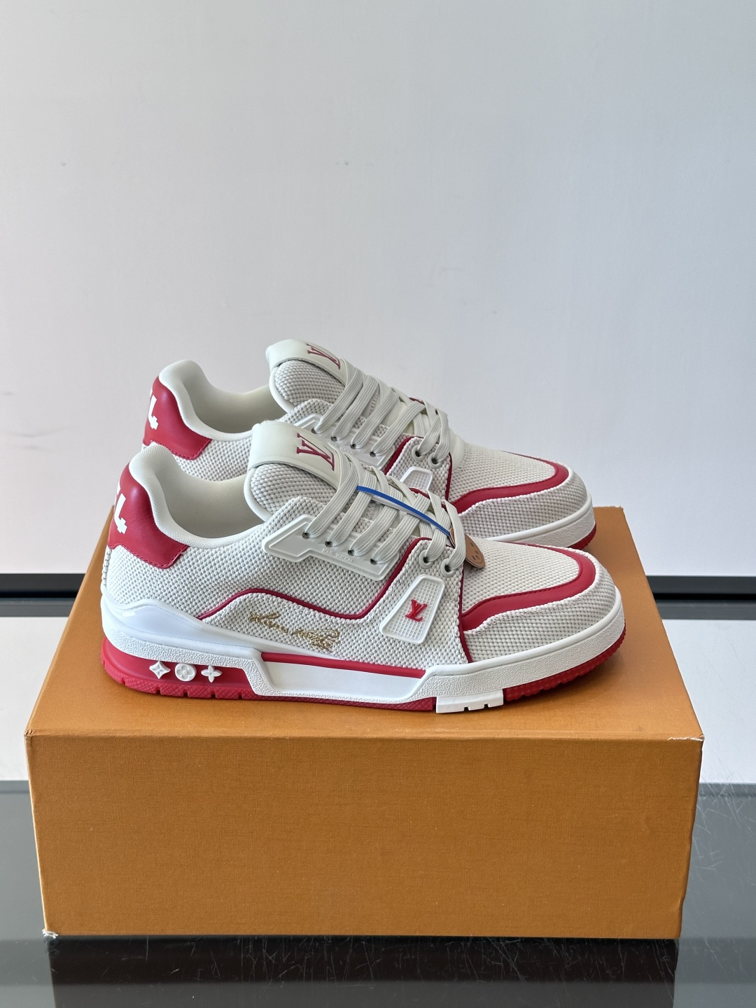 驴家 新配色 trainer运动鞋,本款 LV Trainer 运动鞋取材柔软粒面小牛皮,呈现纯净色调,后部#54标识追 驴家 新配色 trainer运动鞋,本款 LV Trainer 运动鞋取材柔软粒面小牛皮,呈现纯净色调,后部#54标识追