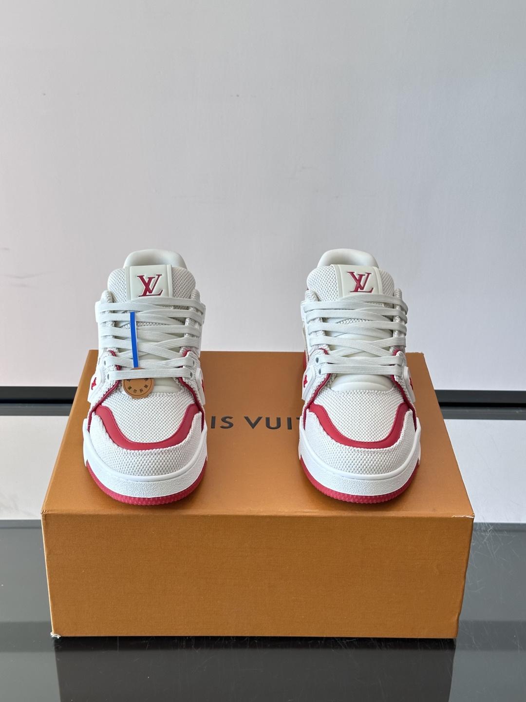 驴家 新配色 trainer运动鞋,本款 LV Trainer 运动鞋取材柔软粒面小牛皮,呈现纯净色调,后部#54标识追 驴家 新配色 trainer运动鞋,本款 LV Trainer 运动鞋取材柔软粒面小牛皮,呈现纯净色调,后部#54标识追