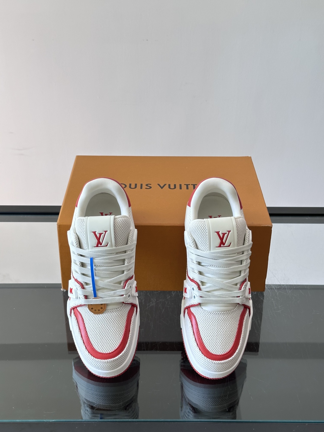 驴家 新配色 trainer运动鞋,本款 LV Trainer 运动鞋取材柔软粒面小牛皮,呈现纯净色调,后部#54标识追 驴家 新配色 trainer运动鞋,本款 LV Trainer 运动鞋取材柔软粒面小牛皮,呈现纯净色调,后部#54标识追