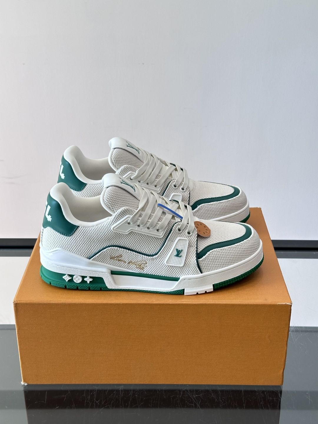 驴家 新配色 trainer运动鞋,本款 LV Trainer 运动鞋取材柔软粒面小牛皮,呈现纯净色调,后部#54标识追 驴家 新配色 trainer运动鞋,本款 LV Trainer 运动鞋取材柔软粒面小牛皮,呈现纯净色调,后部#54标识追