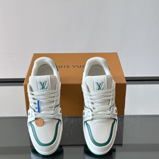 驴家 新配色 trainer运动鞋,本款 LV Trainer 运动鞋取材柔软粒面小牛皮,呈现纯净色调,后部#54标识追 驴家 新配色 trainer运动鞋,本款 LV Trainer 运动鞋取材柔软粒面小牛皮,呈现纯净色调,后部#54标识追