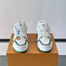 驴家 新配色 trainer运动鞋,本款 LV Trainer 运动鞋取材柔软粒面小牛皮,呈现纯净色调,后部#54标识追 驴家 新配色 trainer运动鞋,本款 LV Trainer 运动鞋取材柔软粒面小牛皮,呈现纯净色调,后部#54标识追
