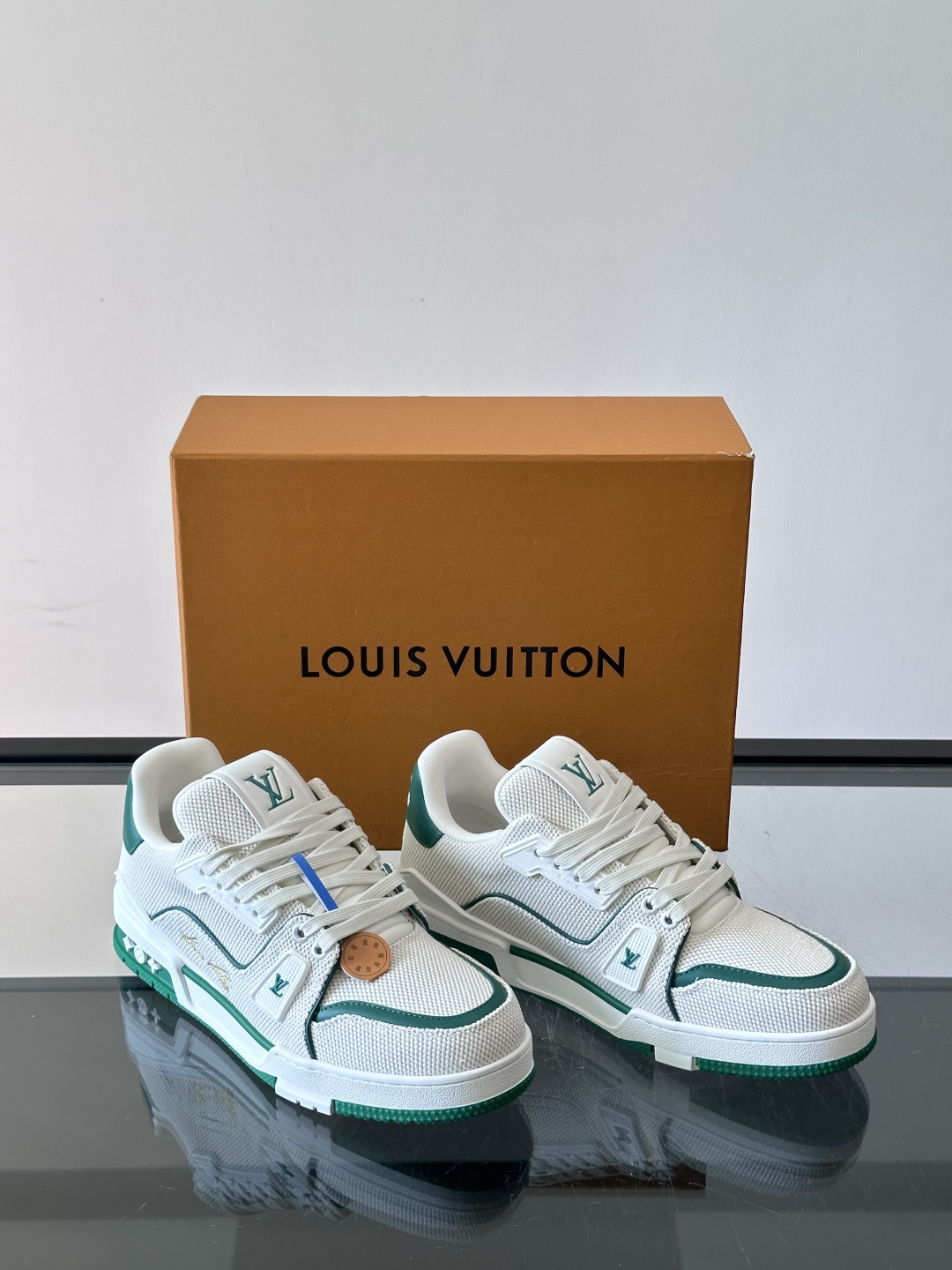 驴家 新配色 trainer运动鞋,本款 LV Trainer 运动鞋取材柔软粒面小牛皮,呈现纯净色调,后部#54标识追 驴家 新配色 trainer运动鞋,本款 LV Trainer 运动鞋取材柔软粒面小牛皮,呈现纯净色调,后部#54标识追