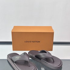LV Tahiti 皮革人字拖,皮革鞋面,厚底设计,鞋面上有 Louis Vuitton 的金色压印 Logo。 LV Tahiti 皮革人字拖,皮革鞋面,厚底设计,鞋面上有 Louis Vuitton 的金色压印 Logo。