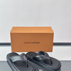 LV Tahiti 皮革人字拖,皮革鞋面,厚底设计,鞋面上有 Louis Vuitton 的金色压印 Logo。 LV Tahiti 皮革人字拖,皮革鞋面,厚底设计,鞋面上有 Louis Vuitton 的金色压印 Logo。
