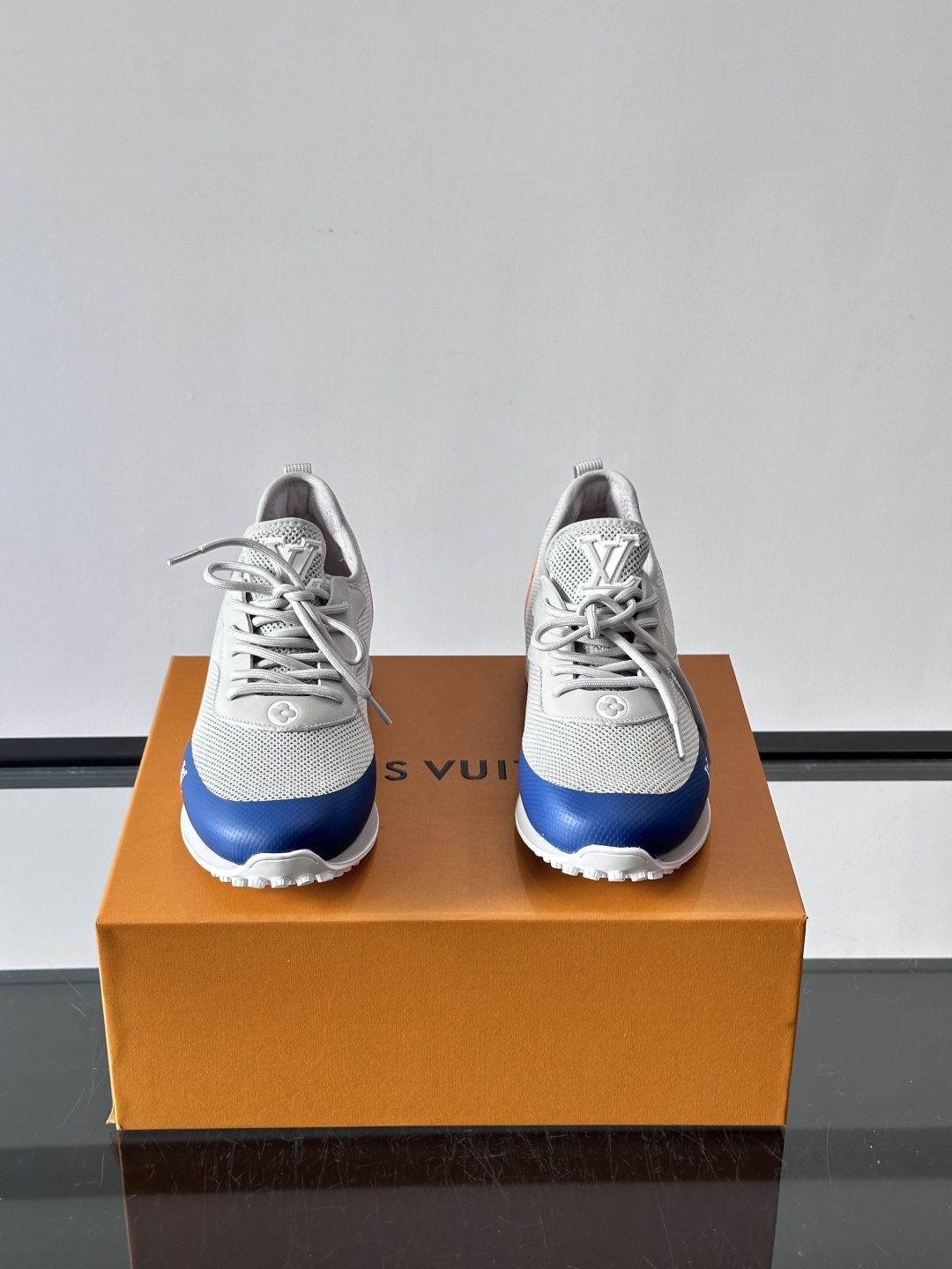 L.v 🆕RUN AWAY 运动鞋，本款 Run Away 运动鞋选用进口一体飞织打造，橡胶外底延续跑鞋设计，缀 Mon