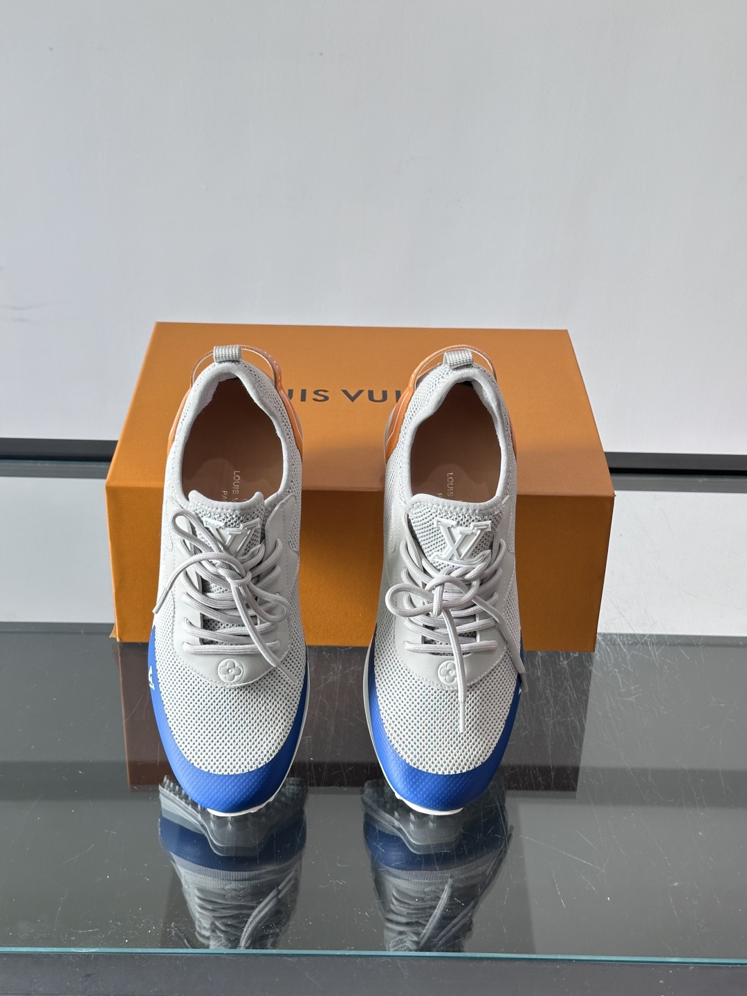 L.v 🆕RUN AWAY 运动鞋，本款 Run Away 运动鞋选用进口一体飞织打造，橡胶外底延续跑鞋设计，缀 Mon