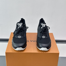 L.v 🆕RUN AWAY 运动鞋,本款 Run Away 运动鞋选用进口一体飞织打造,橡胶外底延续跑鞋设计,缀 Mon L.v 🆕RUN AWAY 运动鞋,本款 Run Away 运动鞋选用进口一体飞织打造,橡胶外底延续跑鞋设计,缀 Mon