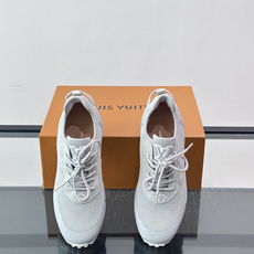 L.v 🆕RUN AWAY 运动鞋,本款 Run Away 运动鞋选用进口一体飞织打造,橡胶外底延续跑鞋设计,缀 Mon L.v 🆕RUN AWAY 运动鞋,本款 Run Away 运动鞋选用进口一体飞织打造,橡胶外底延续跑鞋设计,缀 Mon