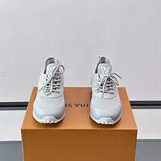 L.v 🆕RUN AWAY 运动鞋,本款 Run Away 运动鞋选用进口一体飞织打造,橡胶外底延续跑鞋设计,缀 Mon L.v 🆕RUN AWAY 运动鞋,本款 Run Away 运动鞋选用进口一体飞织打造,橡胶外底延续跑鞋设计,缀 Mon